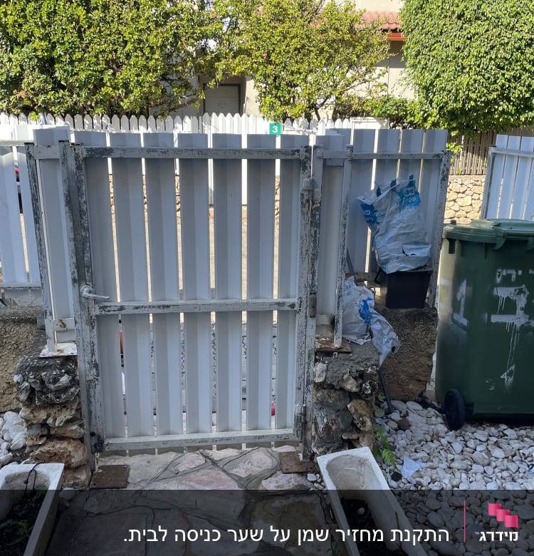 שער מתכת לבן עם מנעול ובריח